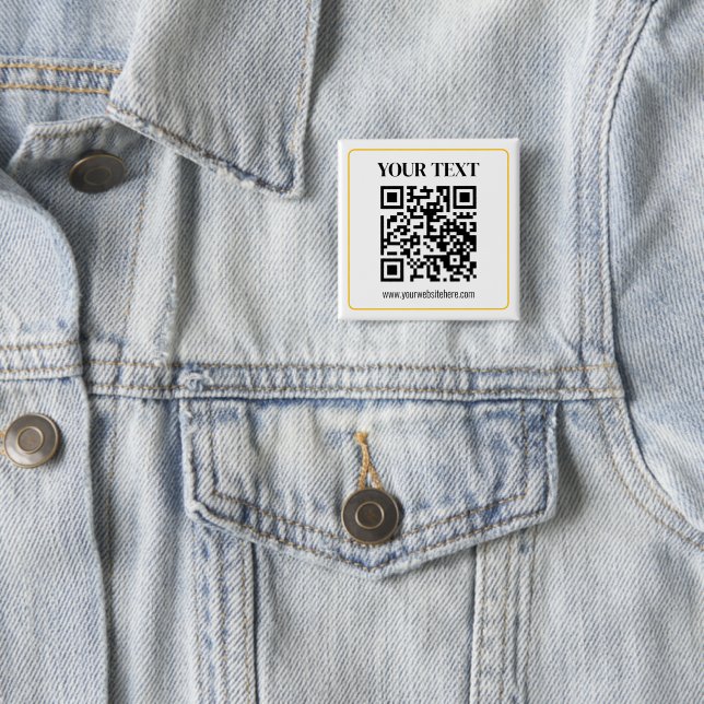 Badge Carré 5 Cm Code QR modifiable & Texte avec bordure jaune doré (En situation)