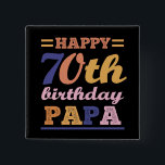 Badge Carré 5 Cm Colorful Happy 70th Birthday Papa Dit Citation<br><div class="desc">Joli 70e Anniversaire Coloré Papa Dit Citation Graphique Pour Célébrer L'Anniversaire De Votre Père Bien-Aimé Qui Est Sur Le Point D'Avoir 70 Ans.</div>