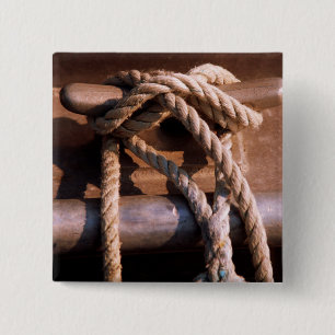 Badge Carré 5 Cm Corde attachée à une cravate de bateau