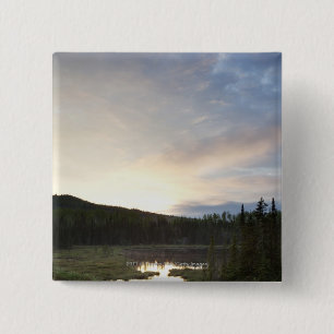 Badge Carré 5 Cm Coucher du soleil au-dessus d'un étang brumeux