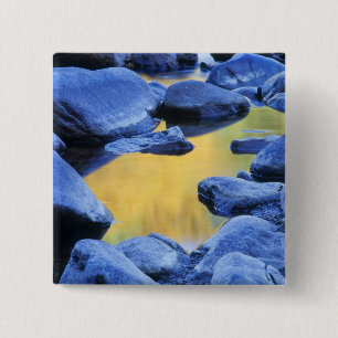 Badge Carré 5 Cm Couleurs d'automne reflétées dans un bassin peu pr