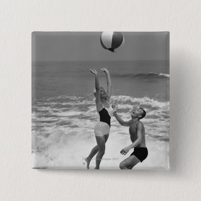 Badge Carré 5 Cm Couples jouant avec un Beachball (Devant)