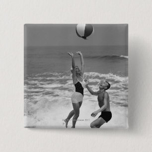 Badge Carré 5 Cm Couples jouant avec un Beachball