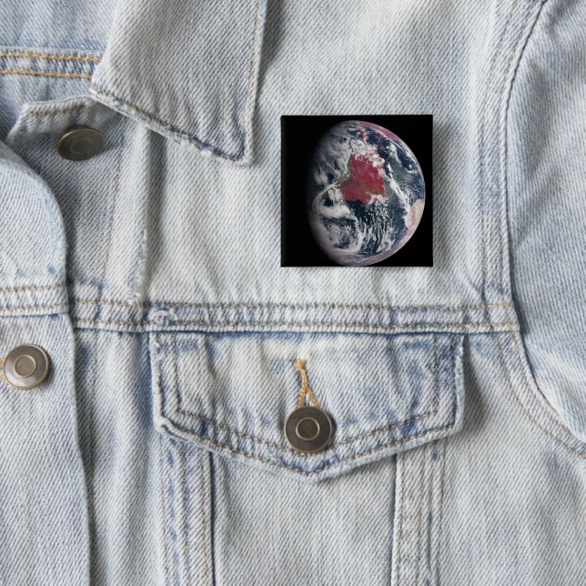 Badge Carré 5 Cm Croissance plante Sur La Planète Terre. (En situation)