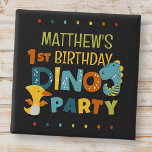 Badge Carré 5 Cm Cute Modern Dino Dinosaur fête d'anniversaire pour<br><div class="desc">Composé de la typographie manuscrite sans serif amusante; dinosaures T-REX mignons en arrière-plan C'est conçu par Select Party Supplies,  exclusif pour Zazzle. Disponible ici : http://www.zazzle.com/store/selectpartysupplies</div>