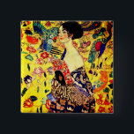 Badge Carré 5 Cm Dame Gustav Klimt avec ventilateur<br><div class="desc">Bouton représentant la peinture à l’huile de Gustav Klimt Lady with Fan (1918). Une femme portant un kimono bleu tient un ventilateur rouge contre un arrière - plan jaune coloré de fleurs et de paons. Un grand cadeau pour les amateurs de Japonisme et d'art européen.</div>