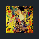 Badge Carré 5 Cm Dame Gustav Klimt avec ventilateur<br><div class="desc">Bouton représentant la peinture à l’huile de Gustav Klimt Lady with Fan (1918). Une femme portant un kimono bleu tient un ventilateur rouge contre un arrière - plan jaune coloré de fleurs et de paons. Un grand cadeau pour les amateurs de Japonisme et d'art européen.</div>