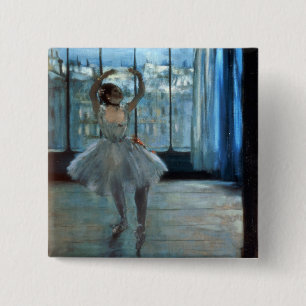 Badge Carré 5 Cm Danseur d'Edgar Degas   devant une fenêtre