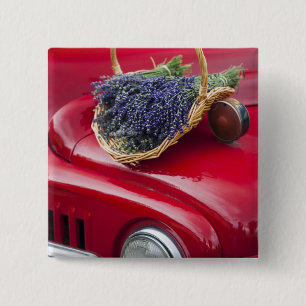 Badge Carré 5 Cm Des bouquets de lavande reposent sur un vieux pick