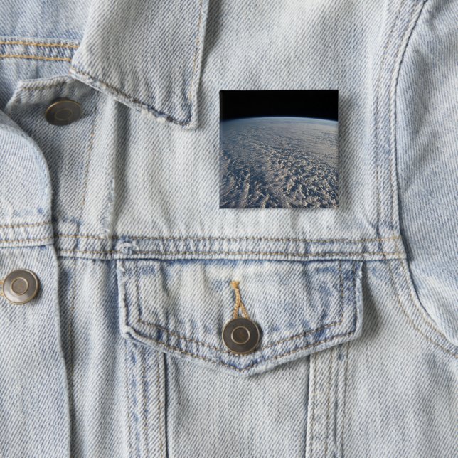 Badge Carré 5 Cm Des Nuages Stratocumulus Surplombent L'Océan Pacif (En situation)