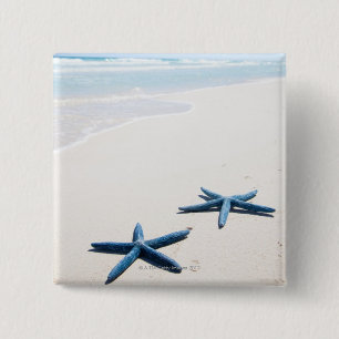 Badge Carré 5 Cm Deux étoiles de mer bleues au bord de l'eau sur