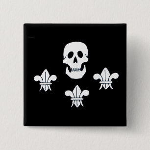 BADGE CARRÉ 5 CM DRAPEAU JOLLY ROGER ET TROIS LIEUX