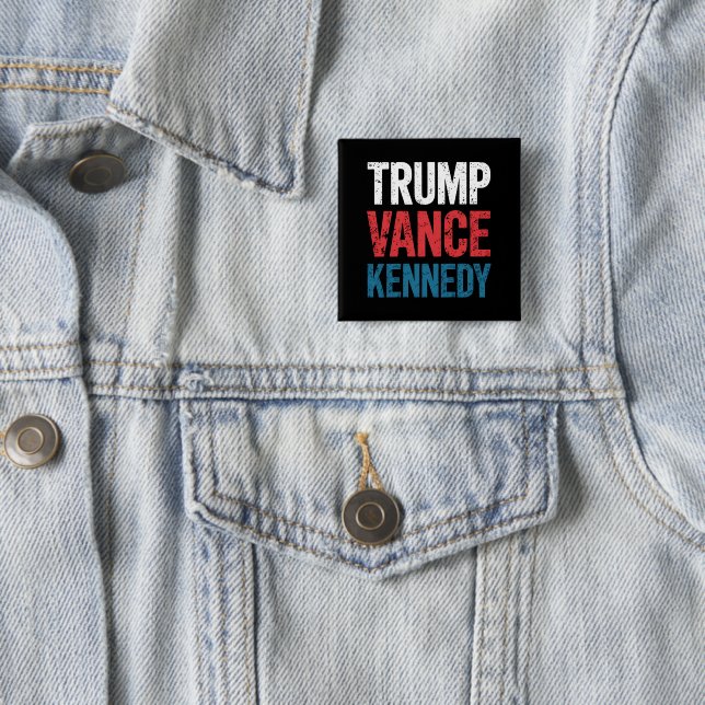 Badge Carré 5 Cm Élection de Trump Vance Kennedy 2024 (En situation)