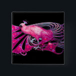 BADGE CARRÉ 5 CM ELÉGANT PEACOCK EN ROSE, FUCHSIA, NOIR<br><div class="desc">Design numérique par Bulgan Lumini. Partie de la nouvelle collection ARCADIA.</div>