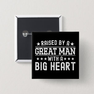 Badge Carré 5 Cm Élevé Par Un Grand Homme Avec Un Gros Coeur Drôle
