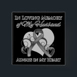 Badge Carré 5 Cm En mémoire de mon mari - Cancer du cerveau<br><div class="desc">Rendre hommage en mémoire d'amour à quelqu'un de spécial dans votre vie dont la vie a été écourtée à cause du cancer du cerveau ou de la tumeur du cerveau avec notre magnifique ruban de coeur souvenir "En mémoire de mon mari" chemises,  vêtements et cadeaux.</div>