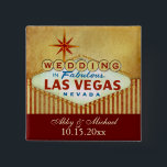 Badge Carré 5 Cm Épouser à Las Vegas fabuleux - rayures vintages<br><div class="desc">Marié à Las Vegas fabuleux avec un arrière - plan et une conception crèmes vintages de rayure de cru avec Bourgogne et cacao/coloration bronzage. Perfectionnez pour le mariage de thème de Las Vegas, la partie de bachelorette, le dîner de répétition, ou le wedding shower. Grand décor de mariage de Las...</div>