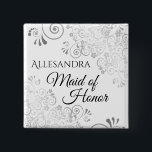 Badge Carré 5 Cm Étiquette de nom de témoin de mariage Boucles en d<br><div class="desc">Identifiez les acteurs clés de votre fête de fiançailles, mariage ou dîner de répétition avec nos élégants boutons en feuille d'argent fausse. Conçus pour aller avec notre gamme de mariage élégant en feuille d'argent, ce bouton présente une touche de feuille d'argent fausse sur fond blanc avec un texte noir indiquant...</div>