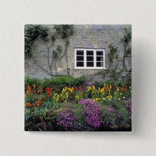 Badge Carré 5 Cm Europe, Angleterre, Teffont Magna. Fleurs rempliss