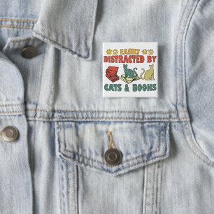 Badge Carré 5 Cm Facilement Distrait Par Les Chats Et Les Livres