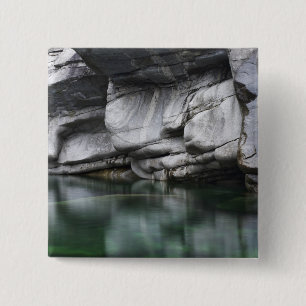 Badge Carré 5 Cm Falaise arrondie de roche par la rivière de