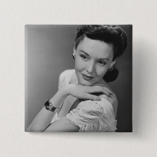 Badge Carré 5 Cm Femme dans la robe de soirée