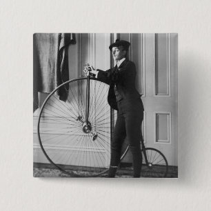 Badge Carré 5 Cm Femme habillée comme homme avec la bicyclette