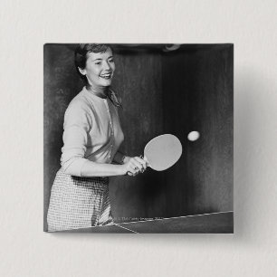 Badge Carré 5 Cm Femme jouant au ping-pong