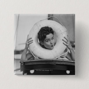 Badge Carré 5 Cm Femme posant 3