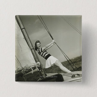 Badge Carré 5 Cm Femme tenant le calage sur le yacht