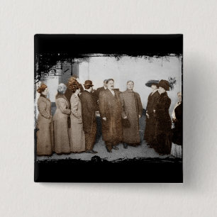 Badge Carré 5 Cm Femmes s'enregistrant au vote