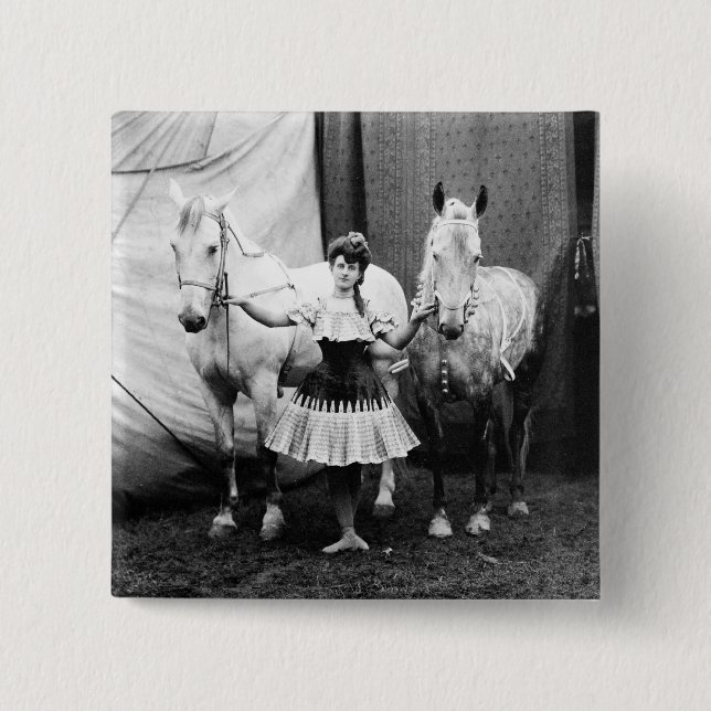 Badge Carré 5 Cm Fille à cru : 1904 (Devant)