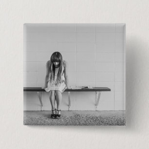 Badge Carré 5 Cm Fille inquiète