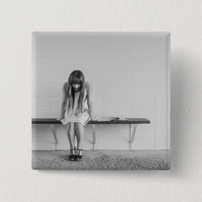 Badge Carré 5 Cm Fille inquiète (Devant)