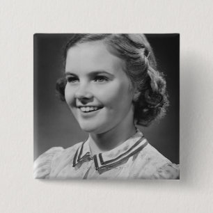 Badge Carré 5 Cm Fille posant dans le studio