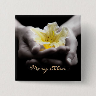 Badge Carré 5 Cm Fleur jaune dans des mains avec le nom