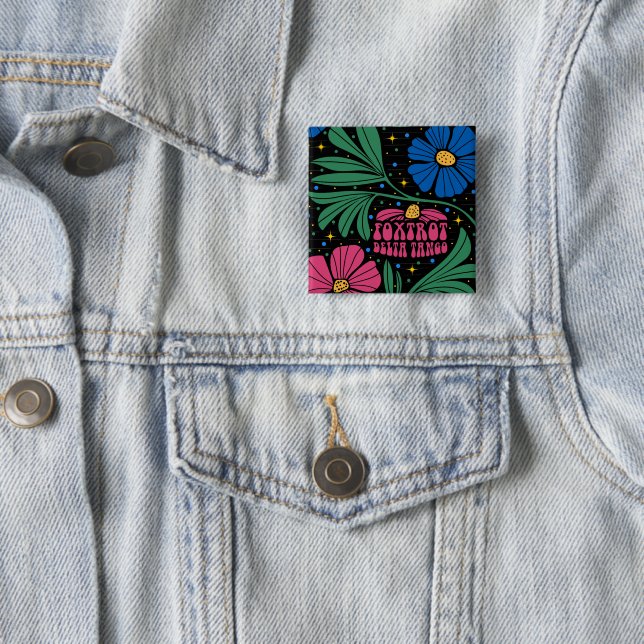 Badge Carré 5 Cm Foxtrot Delta Tango Flower Boho (En situation)