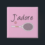Badge Carré 5 Cm French Chic J'adore Joueur de Tennis Design Rose<br><div class="desc">J'adore le design de tennis en français chic, avec raquette de tennis rétro blanche. Cadeau de design classique, chic, preppy et élégant pour joueur de tennis. Un cadeau simple et minimaliste pour votre coach de tennis ou votre équipe de tennis. Cadeau personnalisé pour un joueur de tennis. Illustration de tennis...</div>