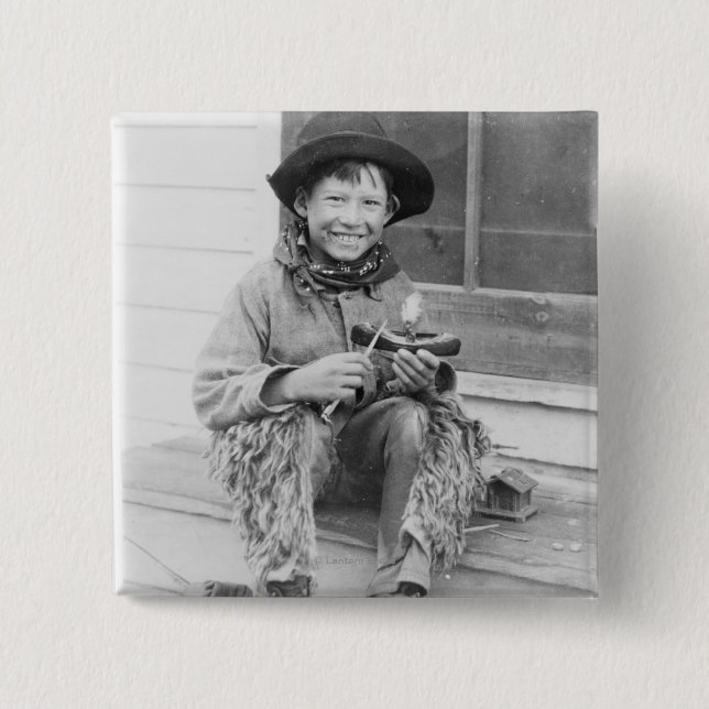 Badge Carré 5 Cm Garçon habillé en cowboy avec jouets (Devant)