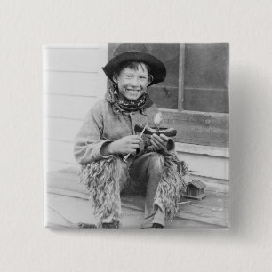 Badge Carré 5 Cm Garçon habillé en cowboy avec jouets