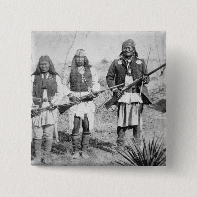 Badge Carré 5 Cm Geronimo et trois de ses guerriers d'Apache, 1886 (Devant)