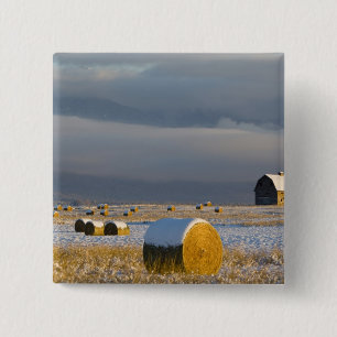 Badge Carré 5 Cm Grange rustique et ballots de foin après une neige