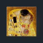 Badge Carré 5 Cm Gustav Klimt La Peinture Classique Du Kiss<br><div class="desc">Gustav Klimt Le Kiss Gustav Klimt a utilisé de l'or réel dans sa belle oeuvre de femmes Art nouveau et d'art décoratif. Cette peinture Klimt a été appelée "Le Baiser" et est l'oeuvre Art nouveau la plus connue qu'il ait jamais peinte. Le tableau de Gustav Klimt est celui d'une femme...</div>