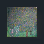 Badge Carré 5 Cm Gustav Klimt - Rosiers sous les arbres<br><div class="desc">Rosiers sous les arbres / Roses sous les arbres par Gustav Klimt en 1905</div>