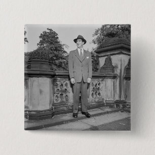 Badge Carré 5 Cm Homme dans le casquette