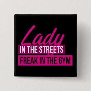 Badge Carré 5 Cm Humour D'Exercice - Lady In Streets, Freak In Gym