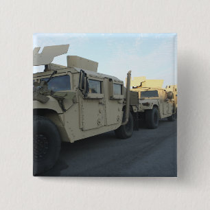 Badge Carré 5 Cm Humvees se reposent sur le pilier à la ville de