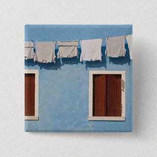 Badge Carré 5 Cm Italie, Burano. Linge pendu et fenêtres le long