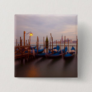 Badge Carré 5 Cm Italie, Venise. Gondoles ancrées au crépuscule.