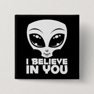 Badge Carré 5 Cm Je crois en toi, Alien en blanc